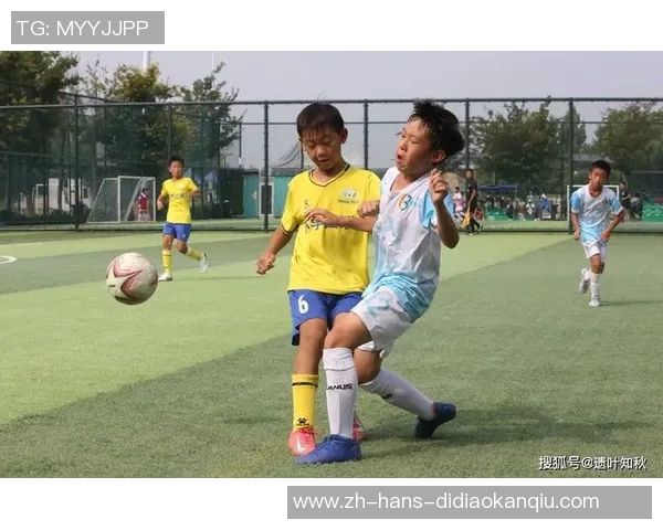 热爱足球的同学们在校园里展现青春活力与团队精神的精彩瞬间 热爱足球的同学们在校园里展现青春活力与团队精神的精彩瞬间